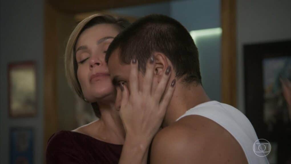 Helena (Flávia Alessandra) e Téo (Felipe Simas) em Salve-se Quem Puder (Reprodução/TV Globo)