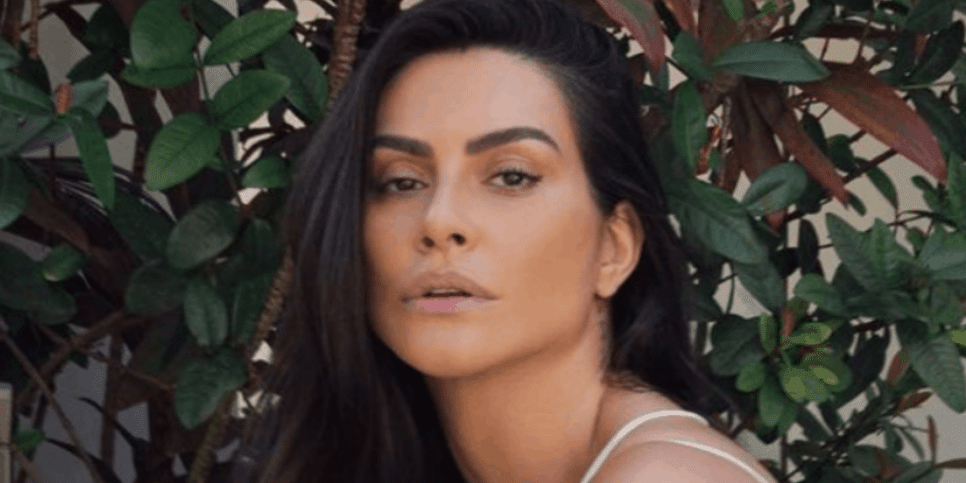 Cleo mostra sua boa forma em biquíni (Foto: Reprodução)