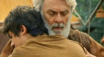 Abraão fará último desejo aos filhos Ismael e Israel (Reprodução/RecordTV)