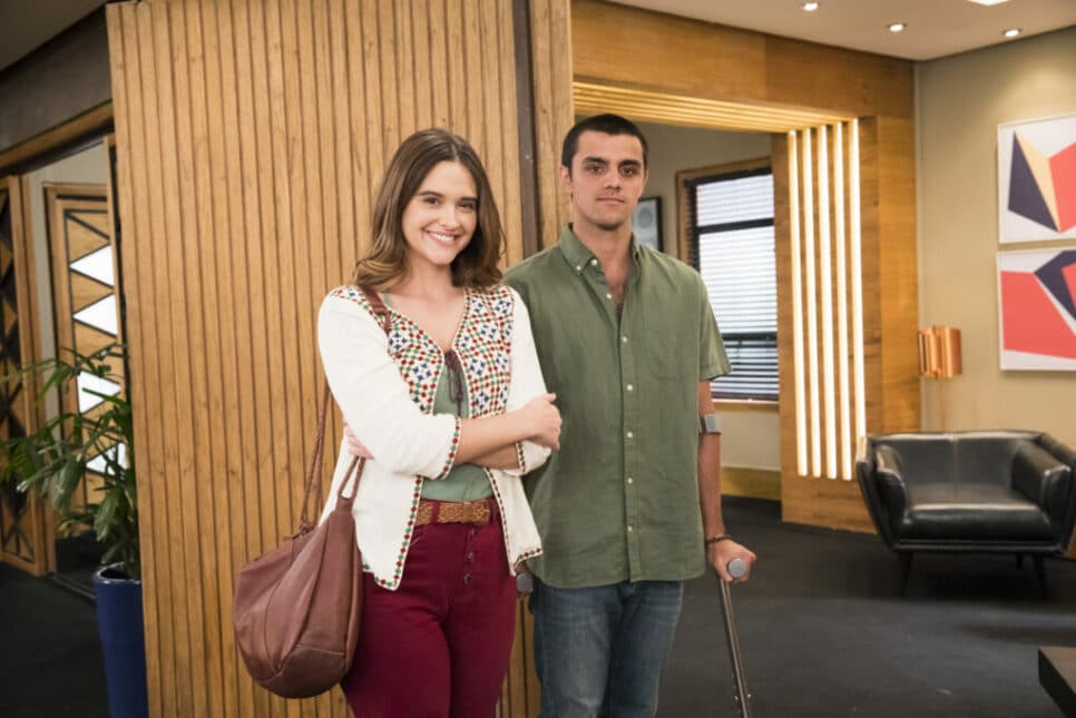 Téo ( Felipe Simas ) e Luna/Fiona ( Juliana Paiva). (foto: Globo/ João Miguel Júnior)