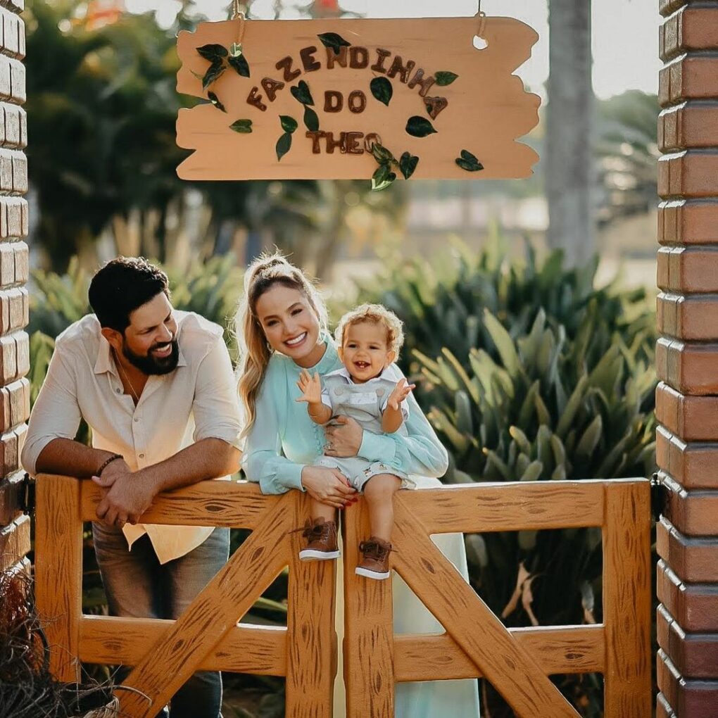 Sorocaba e Biah com o filho, Theo (Reprodução/Instagram)