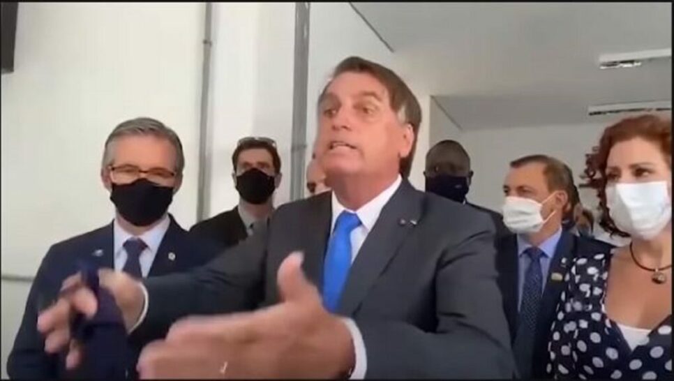 Jair Bolsonaro grita e vocifera contra repórter da Globo Laurene Santos Foto: Reprodução