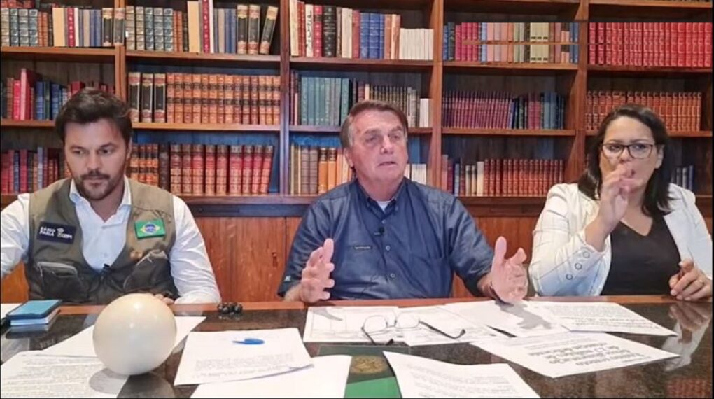 Bolsonaro explica o que aconteceu no dia que cresceu para cima da jovem Laurene Santos (Foto: Reprodução)