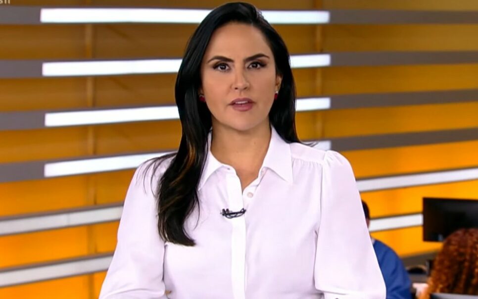 Carla Cecato mostrou o que recebeu em celular e revelou medo (Foto: Reprodução)