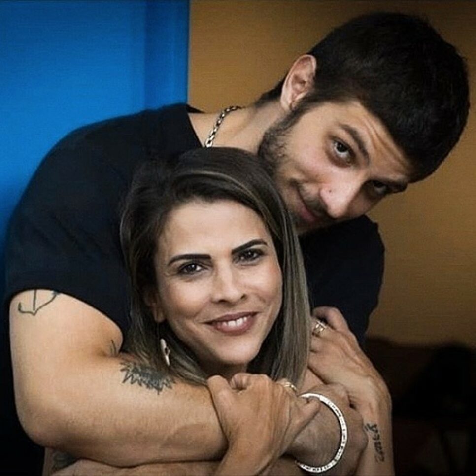 A mãe do ator da Globo, Chay Suede fala demais e expõe verdadeira relação com o filho famoso nas redes sociais (Foto: Reprodução)