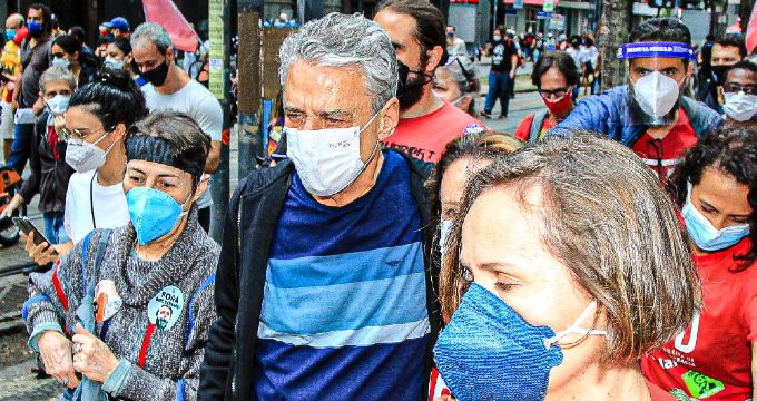 Chico Buarque é flagrado em manifestação contra Jair Bolsonaro (Foto: Fabricio Silva/AgNews)