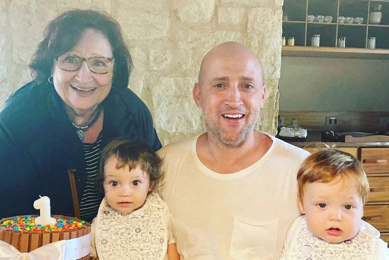 Dea Lúcia ao lado do filho, Paulo Gustavo, e dos netos Gael e Romeu (Reprodução)