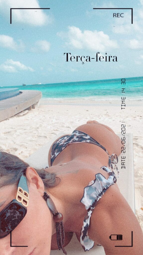  Deborah Secco exibe corpaço na internet e expõe bumbum em fio dental durante viagem (Foto: Reprodução)