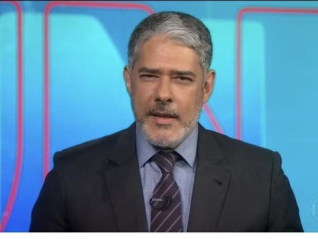 O famoso apresentador do Jornal Nacional, da Globo, William Bonner foi flagrado triste (Foto: Reprodução)