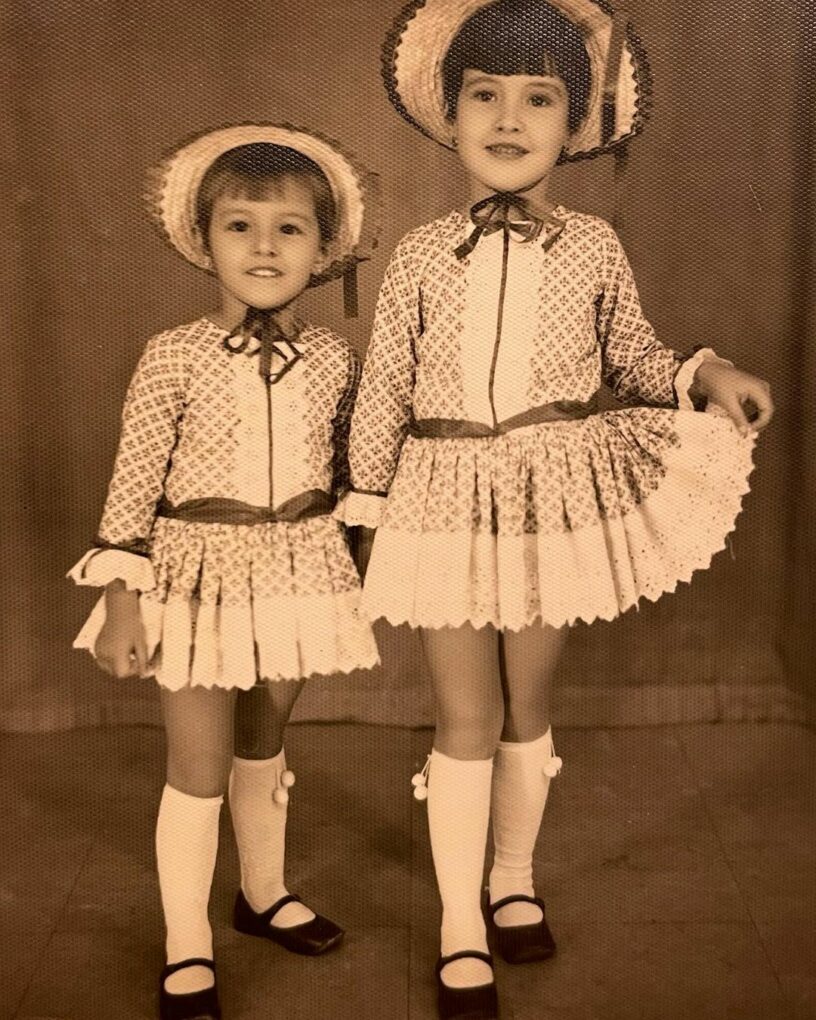 Fátima Bernardes ao lado da irmã, ainda criança (Reprodução/Instagram)