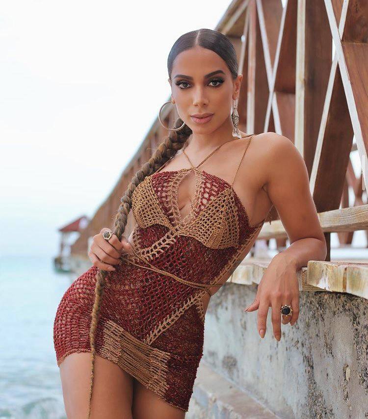 Internauta acusa Anitta de discriminar Gabily e cantora se pronuncia