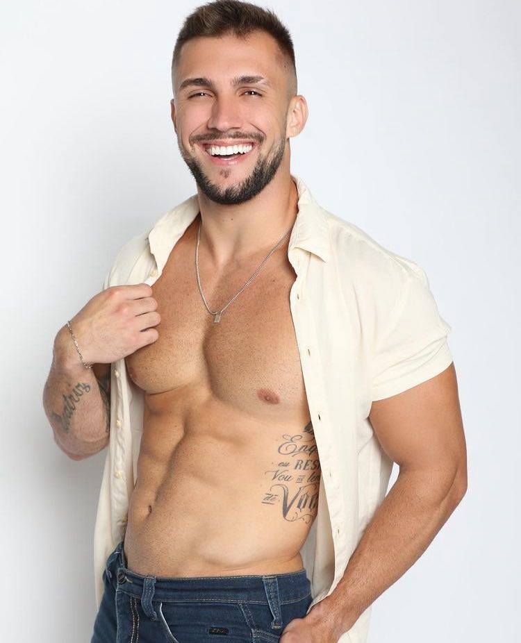 Arthur Picoli exibe corpo malhado nas redes sociais (Foto: Reprodução)