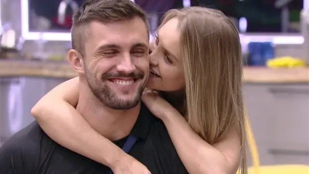 Carla Diaz e Arthur Picoli estão se encontrando no apartamento do ex-brother