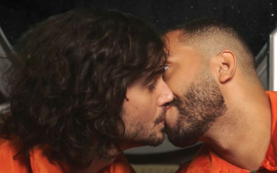 Fiuk e Gilberto Nogueira se beijam em novo vídeo clipe de Bang Bang, lançada nesta sexta-feira (11)