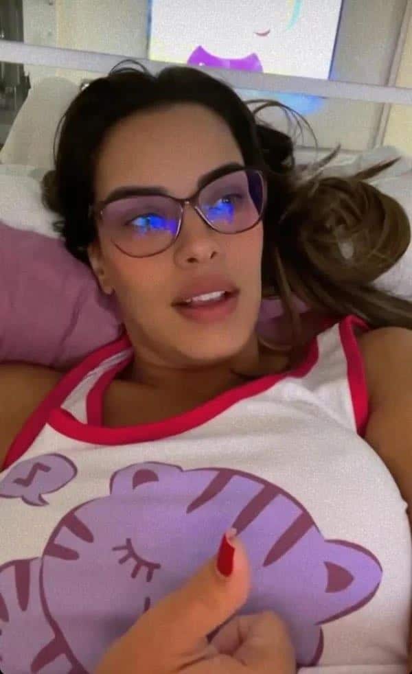 Ivy Moraes, ex-participante do BBB20, teve de passar por procedimento cirúrgico após desmaiar em sua casa em BH, e recebe alta na noite desta segunda-feira (14)