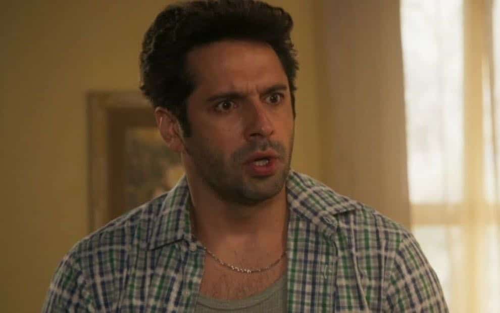 Em Salve-se Quem Puder, Zezinho encontrará Alexia e Renzo aos beijos, não gostará da cena e virará 'aborígene'