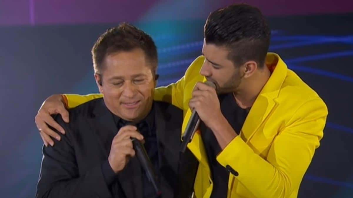 Leonardo e Gusttavo Lima na 'Live Cachaça Cabaré 2' (Foto: Reprodução)