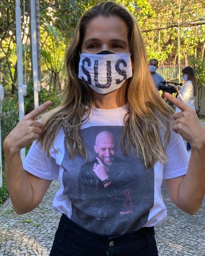 Ingrid Guimarães homenageou Paulo Gustavo ao ser vacinada (Reprodução/Instagram)