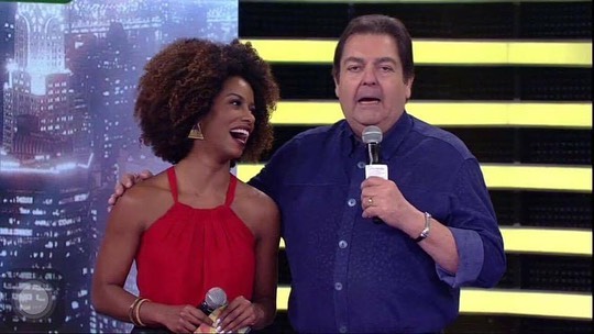 Ivy Pizzot ao lado de Fausto Silva, no Domingão do Faustão (Reprodução)