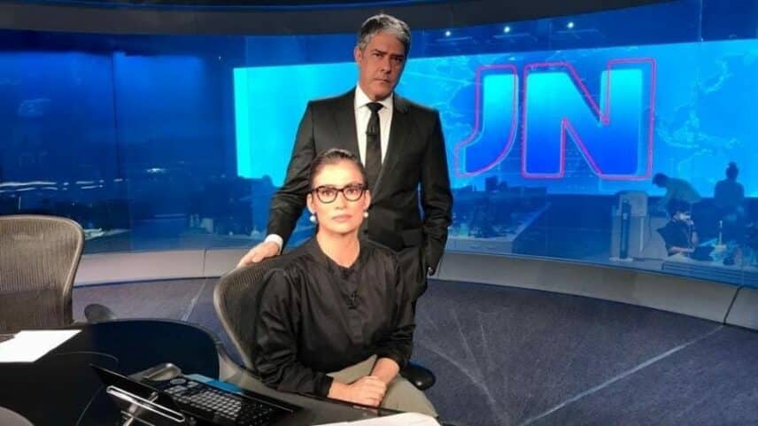 Logo após o ‘boa noite’ inicial do JN, Bonner e Renata dão notícia devastadora que repercute no Brasil e no mundo (Foto: Reprodução / Globo)