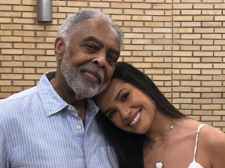 Juliette usa vestido caríssimo em live da Globo ao lado de Gilberto Gil e valor espanta (Foto: Reprodução)
