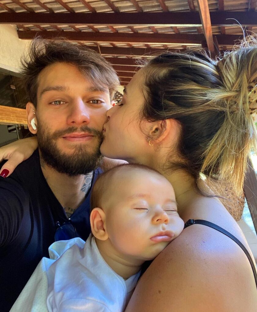 Lucas Lucco com Lorena Carvalho e seu filho, Luca (Reprodução/Instagram)