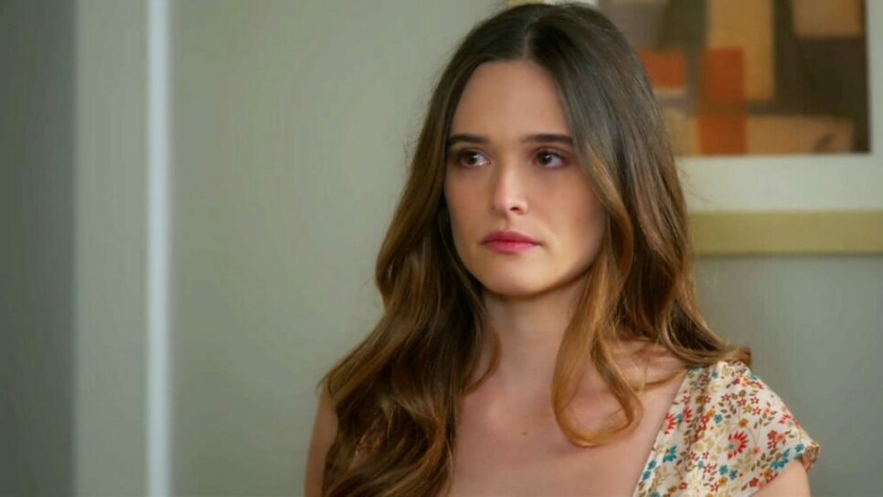 Luna vê Hugo agredindo Helena e confronta o vilão, em Salve-se Quem Puder (Reprodução/TV Globo)