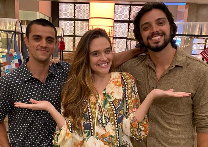 Téo (Felipe Simas), Luna (Juliana Paiva) e Alejandro (Rodrigo Simas), de Salve-se Quem Puder (Reprodução)