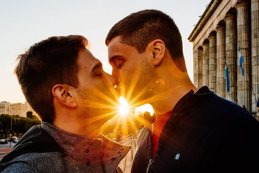 O casal de jornalistas da Globo, Pedro Figueiredo e Erick Rianelli, foram alvo de ataques homofóbicos (Reprodução/Instagram)