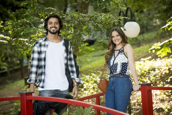 Alejandro (Rodrigo Simas) e Luna (Juliana Paiva), em Salve-se Quem Puder (Reprodução/TV Globo)