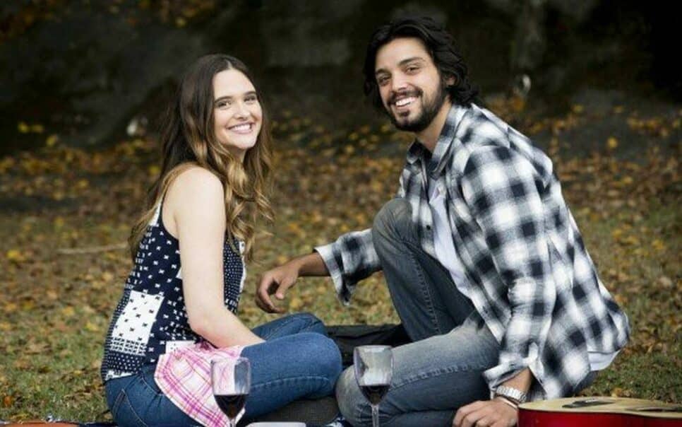 Indecisa, Luna empurra Alejandro para outra mulher, em Salve-se Quem Puder (Reprodução/TV Globo)