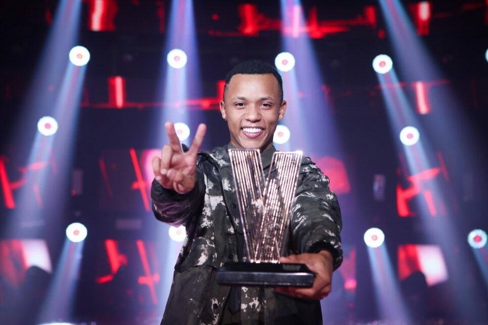 Vencedor do The Voice Brasil, da Globo, Victor Alves sofre acidente de carro e é levado às pressas para hospital (Foto: Reprodução)