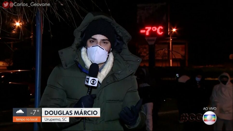 O repórter Douglas Márcio, da afiliada da TV Globo, foi resgatado por uma família (Reprodução/NSC TV)