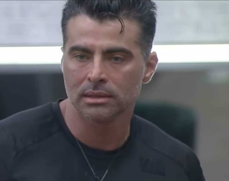 Power Couple: JP se irrita, dá ponta pé e expulsa Deborah da Suíte do reality show da Record (Foto: Reprodução)