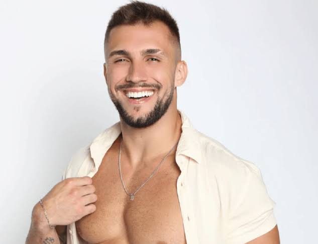 Arthur Picoli rebate internautas após críticas por ficar com Mel Maia
