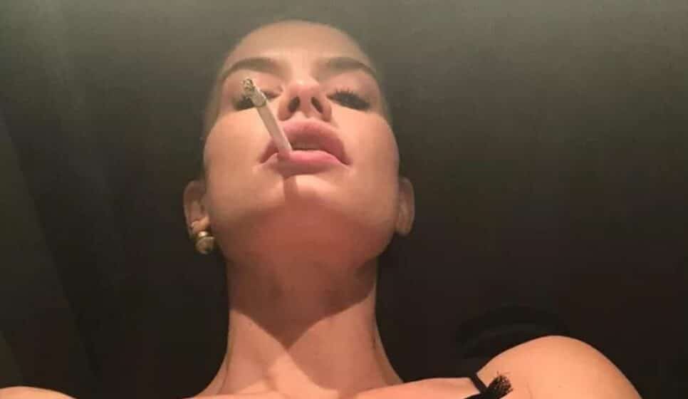 Alinne Moraes provoca seguidores com foto ousada (Foto: Reprodução)