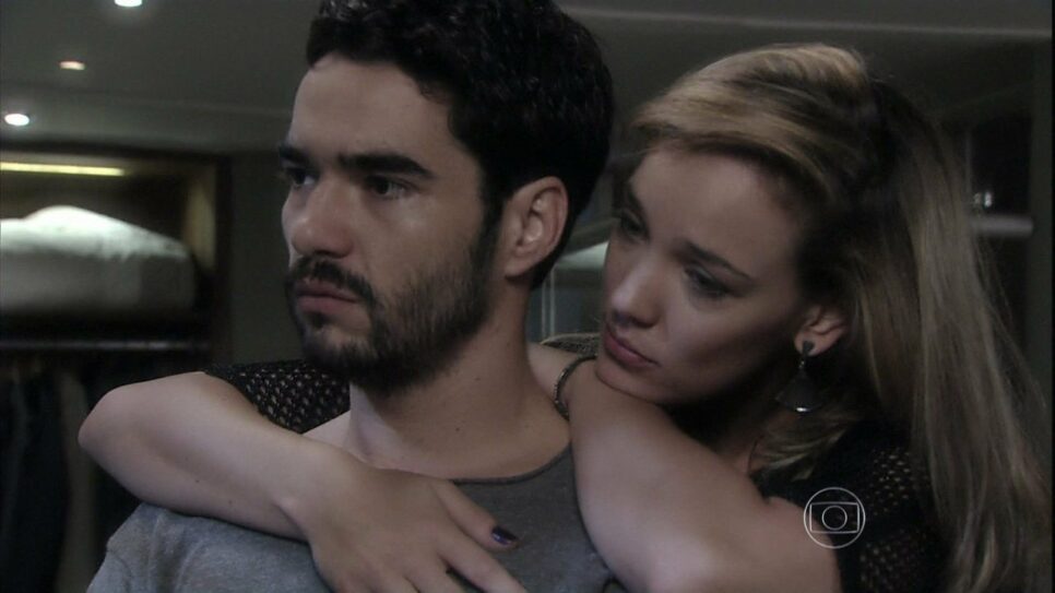 Império: José Pedro caí em tentação e transa com Amanda ao lado do cadáver de José Alfredo (Foto: Reprodução)