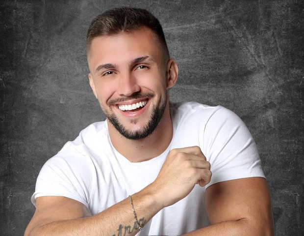 Arthur Picoli surge ao lado de parceiro, abre o coração e ganha apoio (Foto: Reprodução)
