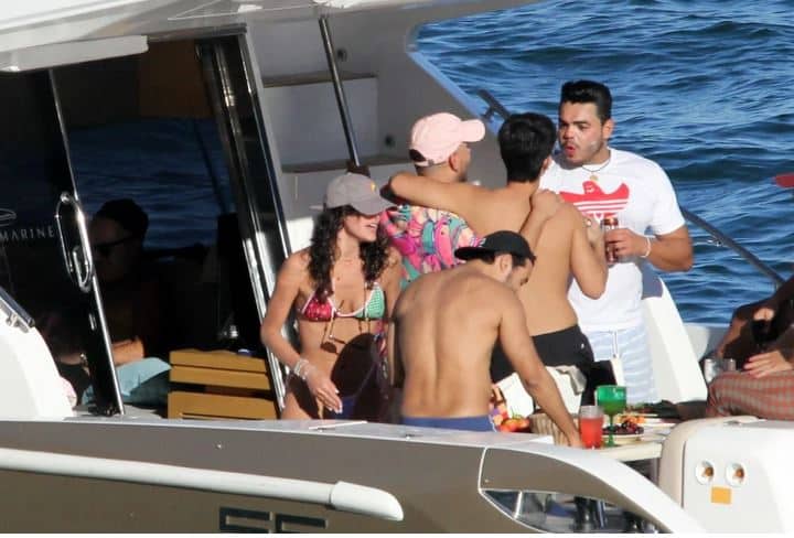 Bruna Marquezine e amigos em iate (Foto: AgNews)