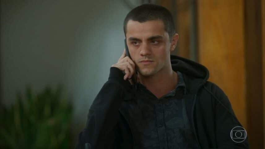 Téo descobre que o pai é bandido após receber ajuda de Alejandro em Salve-se Quem Puder (Reprodução/Globo)