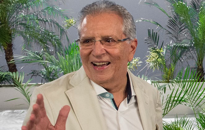 O famoso apresentador de A Praça É Nossa, Carlos Alberto de Nóbrega agitou a internet ao falar mal do horário de seu programa no SBT (Foto: Reprodução)