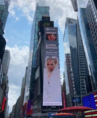 Imagem do post Luísa Sonza vira estrela de campanha na Times Square e ganha cartaz gigante