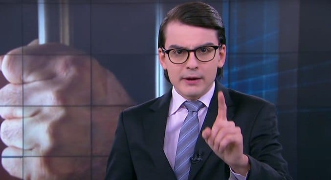 Apresentador do Primeiro Impacto, Dudu Camargo do SBT (Foto: Reprodução)
