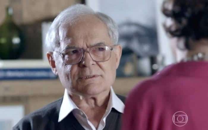Império: Silviano é roubado sem perceber e perde amuleto de José Alfredo
