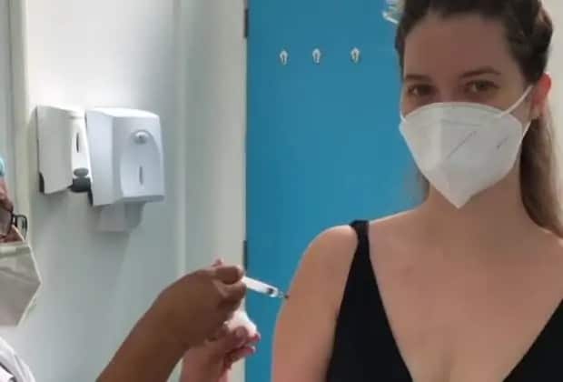 Lactante, Nathalia Dill recebe 1ª dose da vacina e chama Governo Bolsonaro de genocida