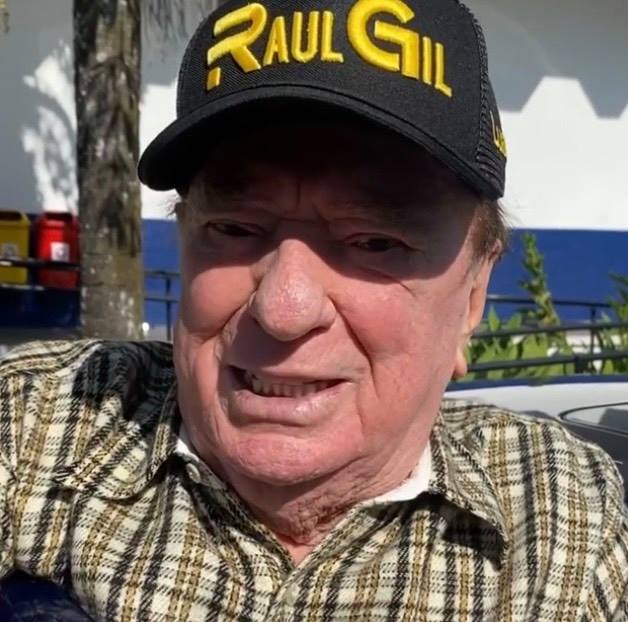 Raul Gil retorna às gravações no SBT após ser vacinado e faz desabafo 