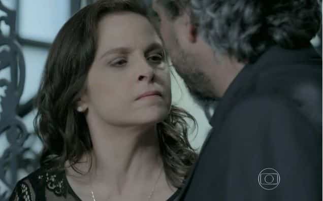 Cora (Drica Moraes) pede noite de sexo com José Alfredo (Alexandre Nero)