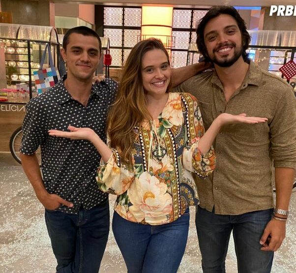 Juliana Paiva e os irmãos Rodrigo e Felipe Simas