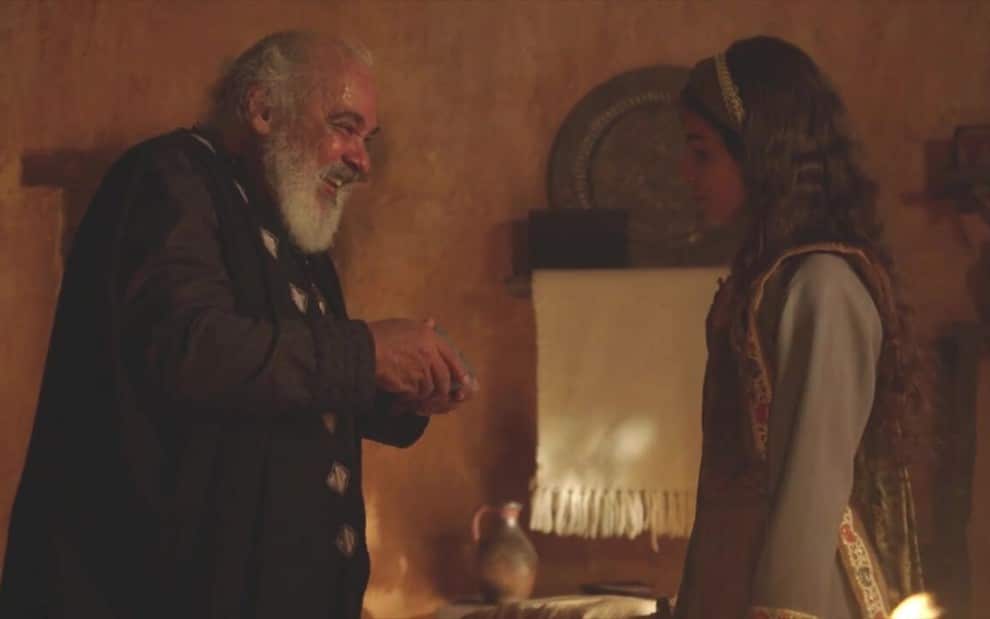 Betuel tenta subornar a própria neta para assediá-la, em Gênesis (Reprodução/RecordTV)
