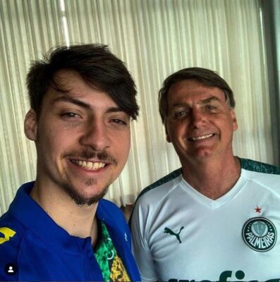 Imagem do post Filho de Bolsonaro faz piada homofóbica com Governador do RS